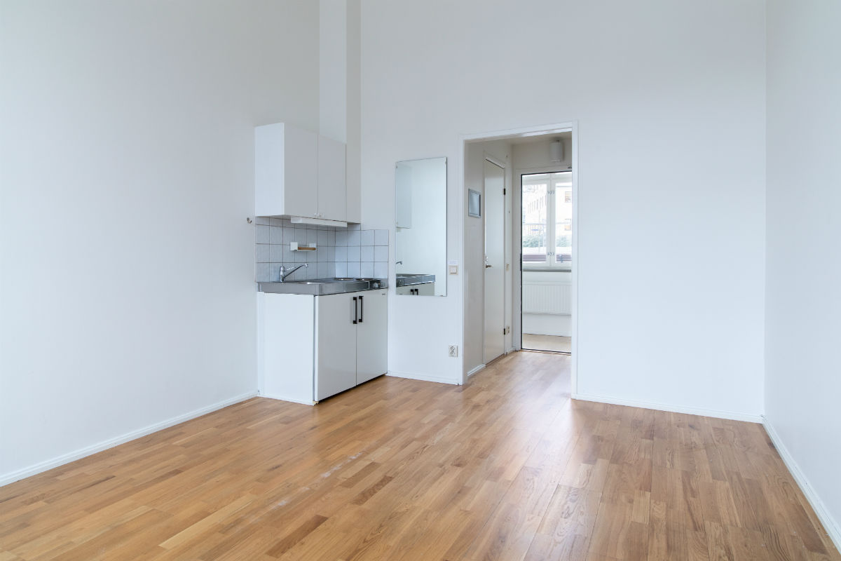 Fredrik Bloms väg 27 - single room with kitchen cabinet